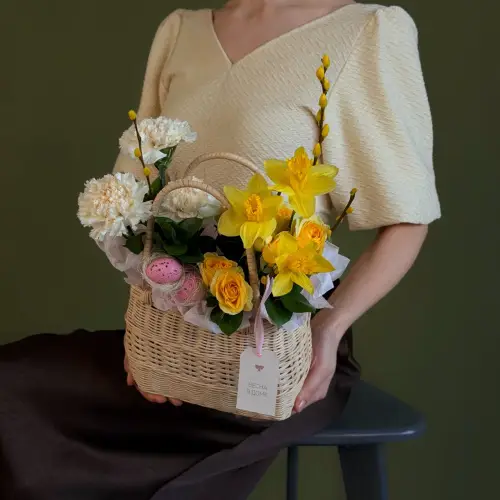 Цветочная композиция с гвоздиками, нарциссами и вербой в плетеной корзине