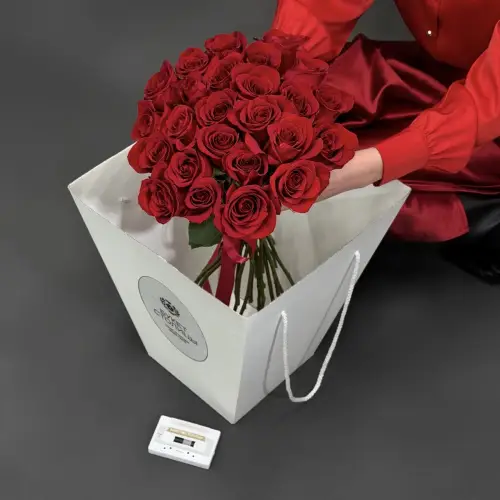 Букет из 25 роз с аудиокассетой 