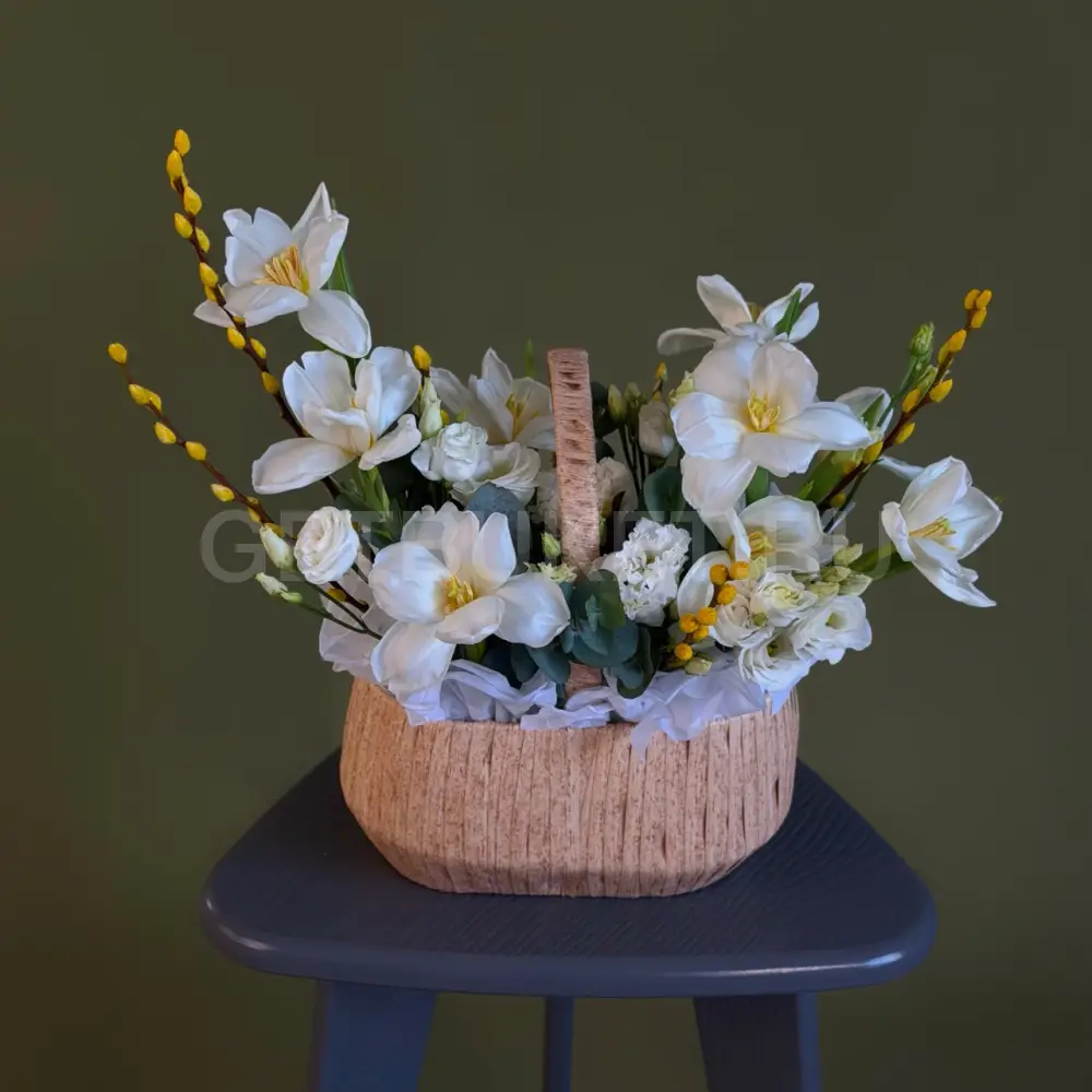 226623 Цветочная композиция с тюльпанами, эустомой и вербой в корзине