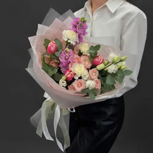 Букет из кустовых роз с маттиолой и тюльпаном 