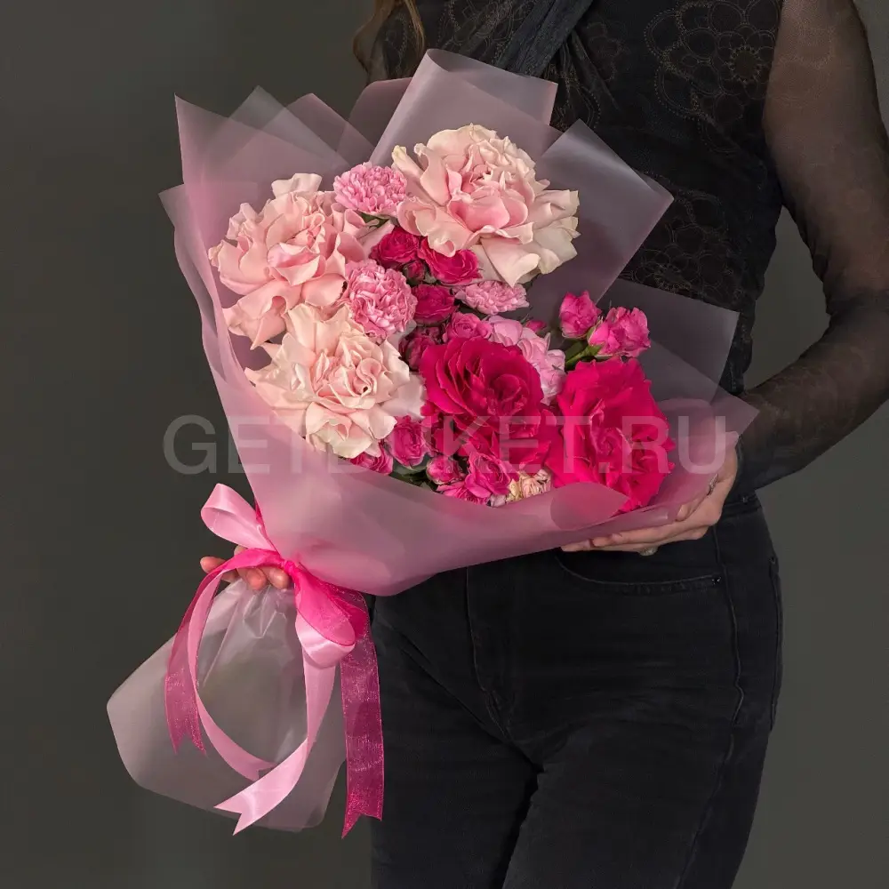 222816 Букет красно-розовых роз с гвоздикой