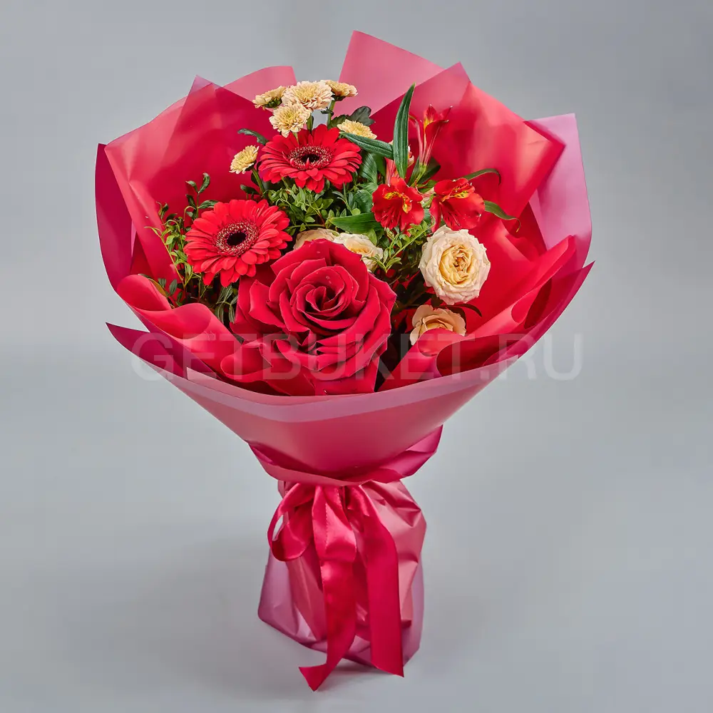 216903 Алый букет роз, гербер и альстромерии