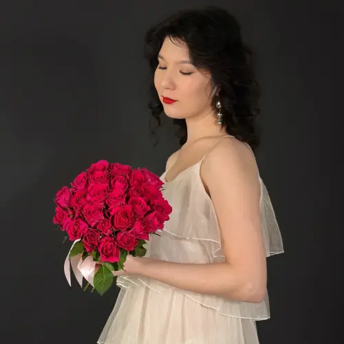 Букет из 25 малиновых кенийских роз