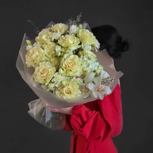 Нежный букет с белой гортензией, розами и орхидеей с генистой