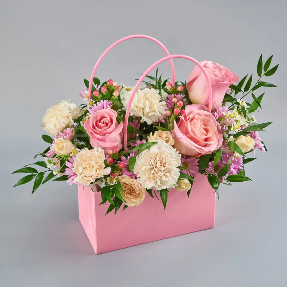 216106 Цветочная сумочка из розовых роз, кремовых гвоздик с гиперикумом