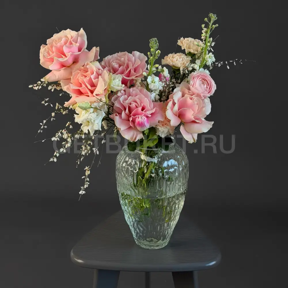 223477 Цветочная композиция из роз, генисты и ранункулюсов в вазе