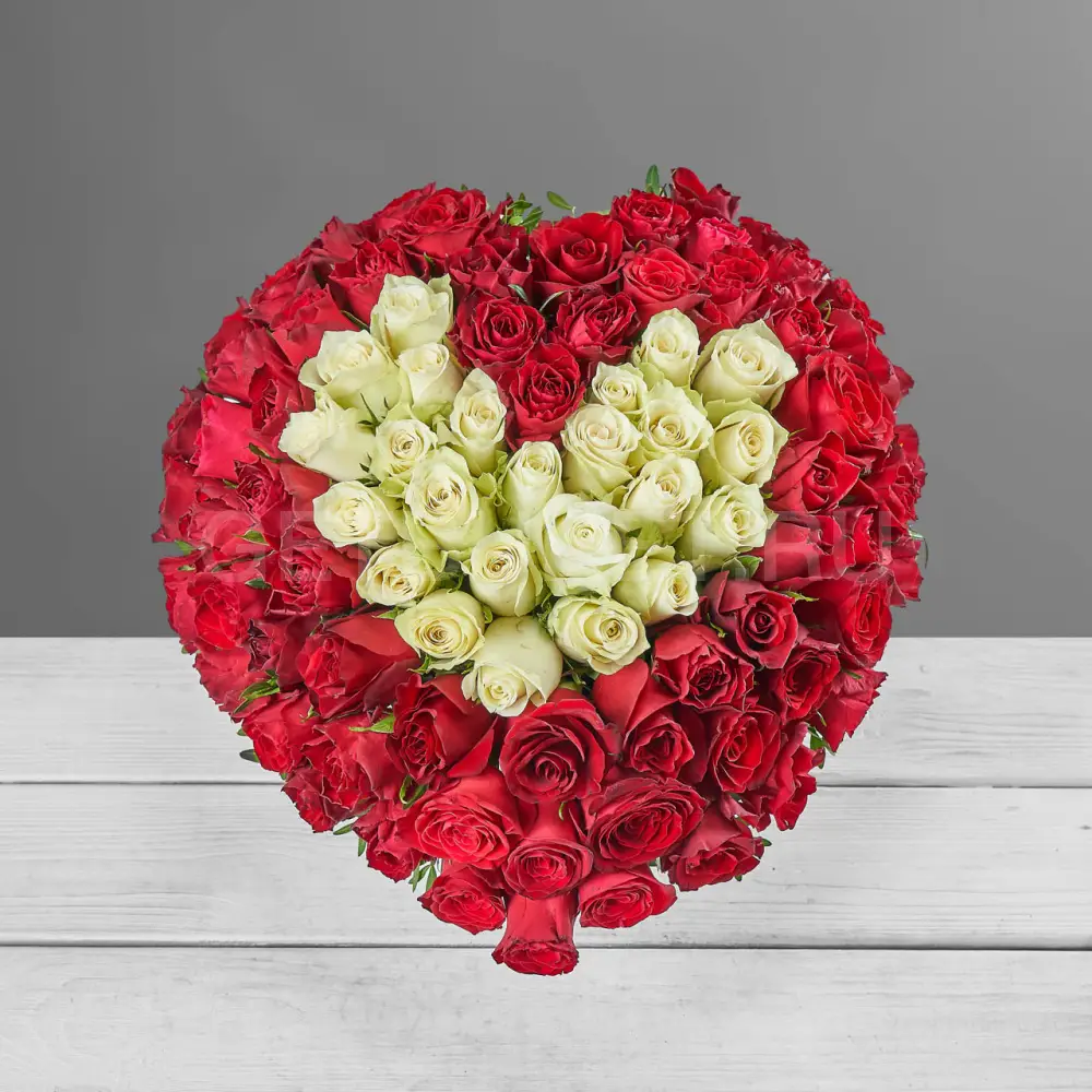 206233 Композиция из красно-белых роз в виде сердца