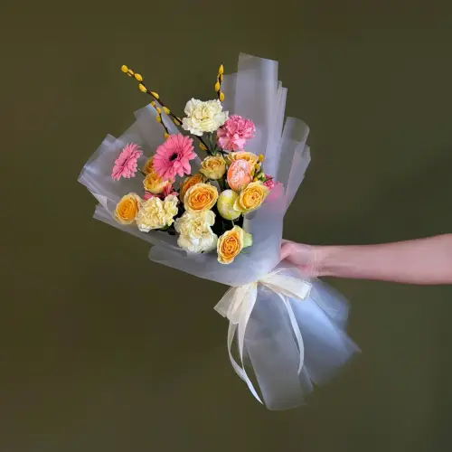 Пасхальный букет из гвоздик, кустовых роз и гербер с вербой