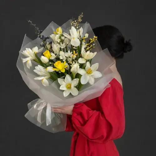 Букет из нарциссов, ирисов и гиацинта с форзицией