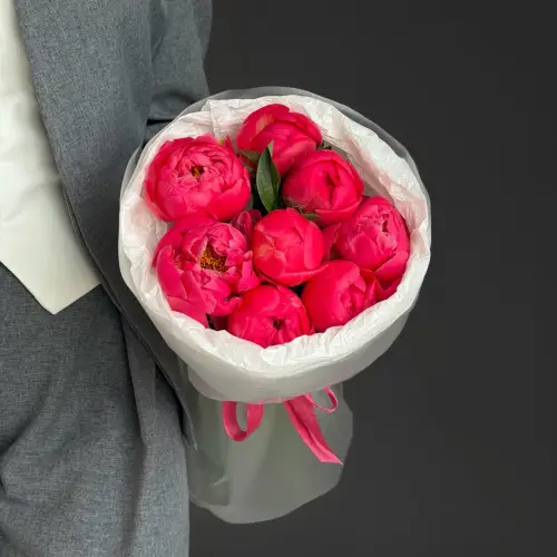 Букет из 9 ярко-коралловых пионов