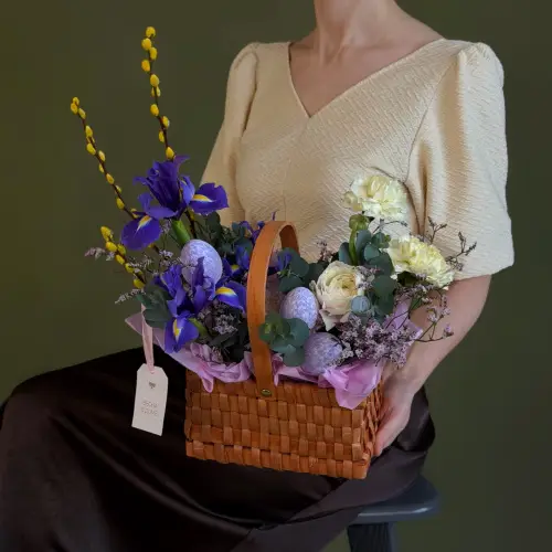 Цветочная композиция из ирисов, вербы и гвоздики в плетеной корзине