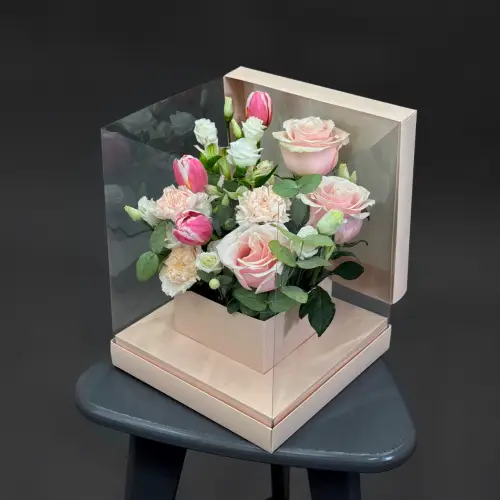 Цветочная композиция из роз и гвоздик с тюльпанами