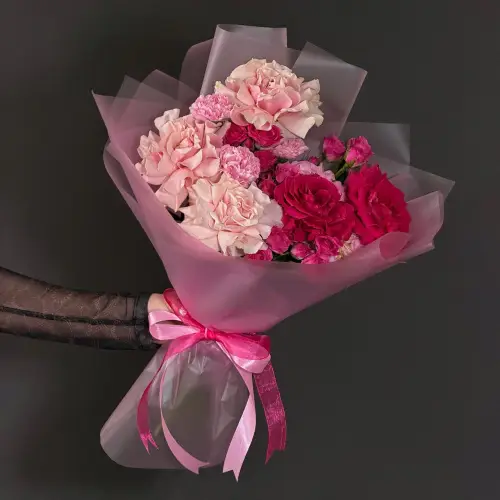Букет красно-розовых роз с гвоздикой