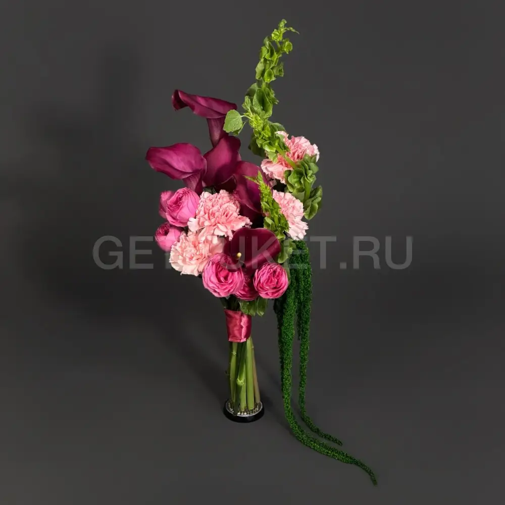 228829 Букет невесты из калл, кустовой розы и амаранта