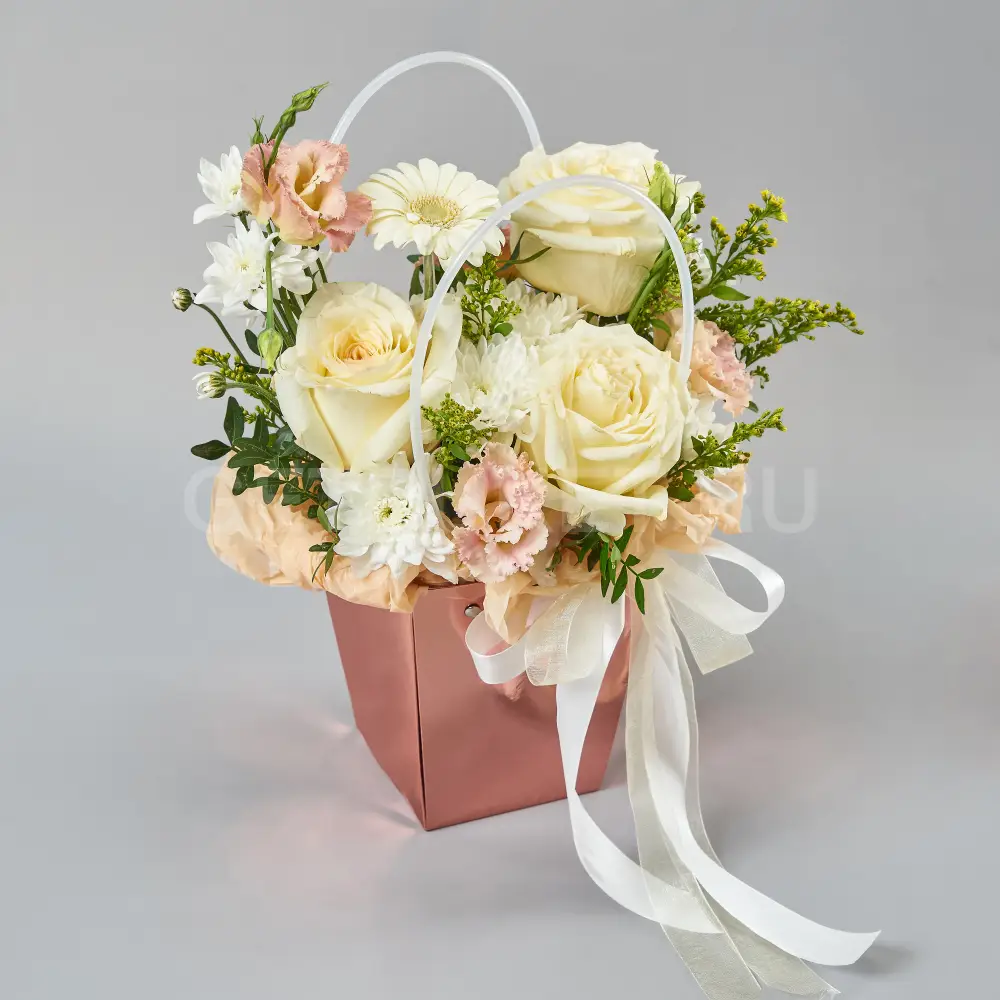 219733 Цветочная композиция из роз с хризантемой и эустомой в сумочке